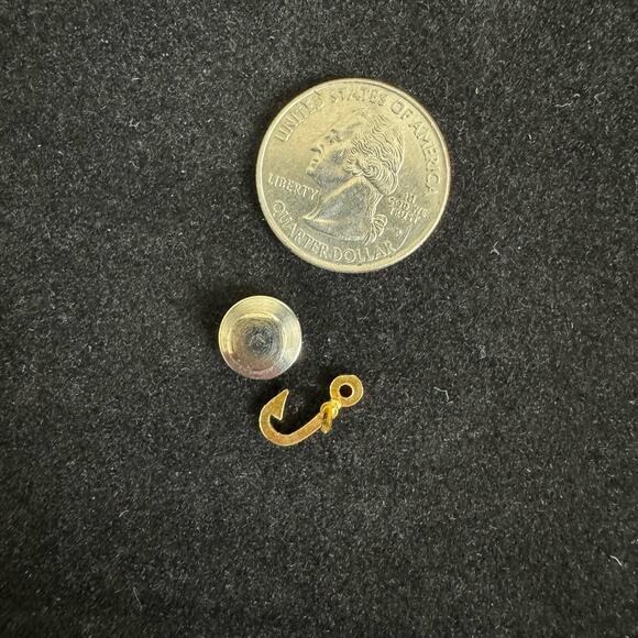 Vintage Gold tone Fishing Hook Fisherman Angler‎ Tie Tack Pin Brooch Lapel Pin - Picture 5 of 6